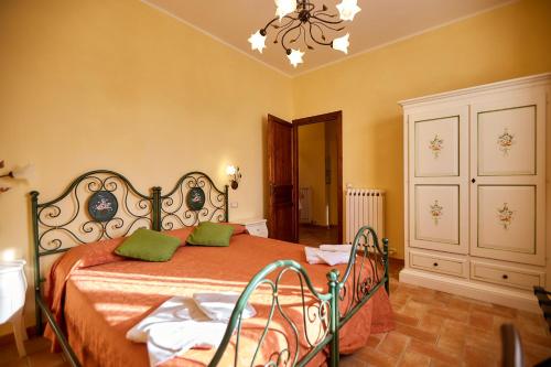 蒙特普齐亚诺博得尔卡萨文托农家乐的一间卧室配有一张带绿色枕头的床。