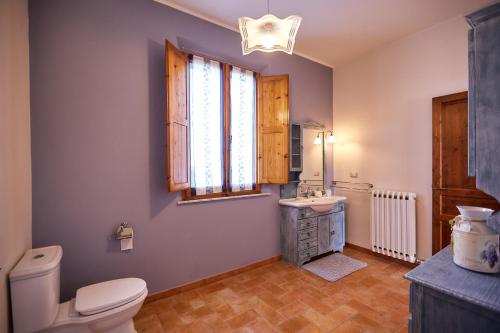 蒙特普齐亚诺博得尔卡萨文托农家乐的一间带卫生间、水槽和窗户的浴室