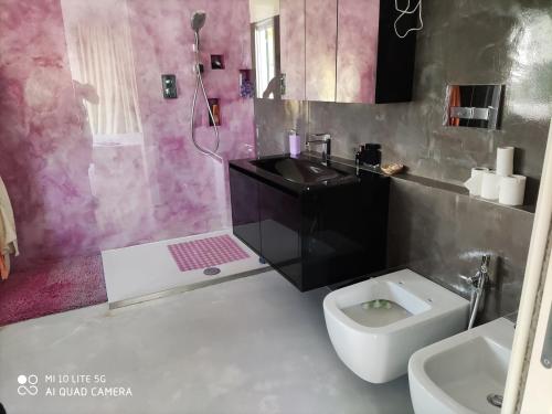科哥莱托Agrifazenda的一间带水槽和卫生间的浴室