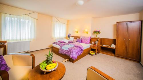 布劳莫夫Manor House的一间卧室配有一张紫色的床和一张桌子