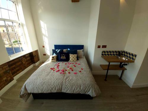 伦敦Angel Townhouse的一间卧室,床上放着鲜花
