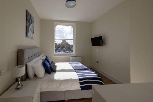 赫里福德Apartment 5, Isabella House, Aparthotel, By RentMyHouse的一间卧室设有一张大床和一个窗户。