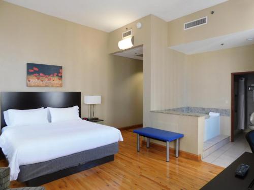 克利夫兰市中心智选假日酒店客房内的一张或多张床位