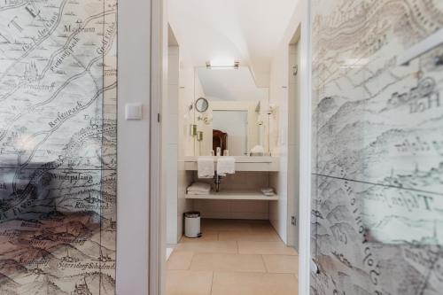 贡波尔德斯基兴弗莱古特塔棱酒店的一间带水槽和镜子的浴室