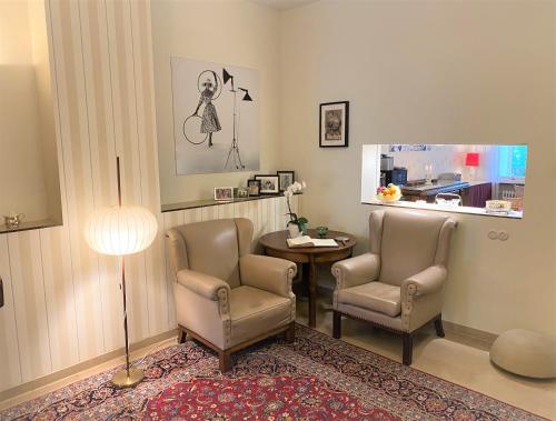纽伦堡沃斯汀设计精品酒店的一间设有两把椅子和一张桌子的等候室
