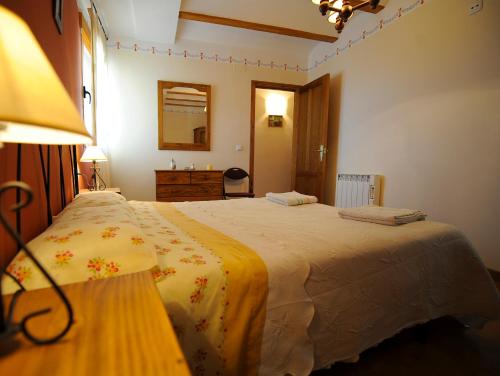 CastellnovoApartamentos Rurales San Juan的一间卧室配有一张带黄色毯子的大床