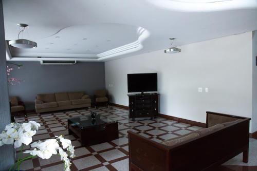 圣若泽杜斯坎普斯宝瓶山谷酒店的带沙发和电视的客厅