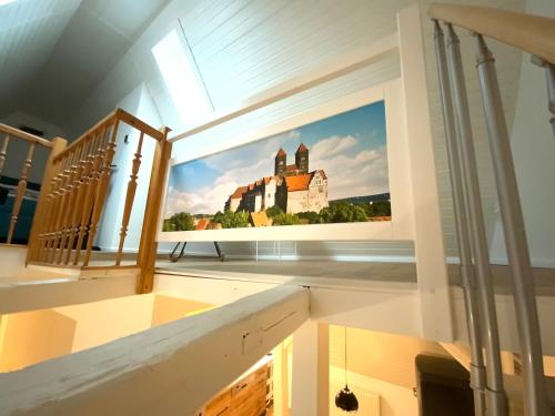 奎德林堡Suite Apartment Quedlinburg Schlosspfad的窗户,房间中,有城堡的照片