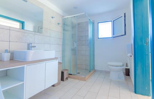 丽都玛里尼Pajara Fazzadio的带淋浴、盥洗盆和卫生间的浴室