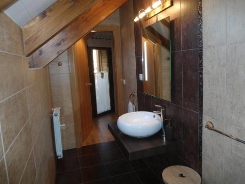 塞内圭草堆1号和2号乡村民宿的浴室设有白色水槽和镜子