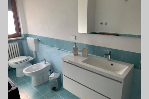比耶拉A CASA DI SISSI的浴室配有白色水槽和卫生间。