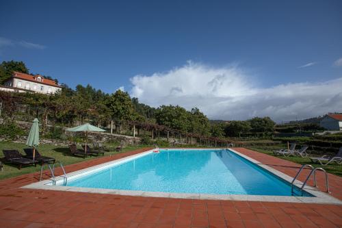 维亚纳堡Quinta São Francisco Rural Resort - Regina Hotel Group的庭院中间的大型游泳池