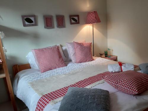 FokovciHIŠA ANTONIJA-APARTMA IRINKA的一间卧室配有两张带红白色枕头的床