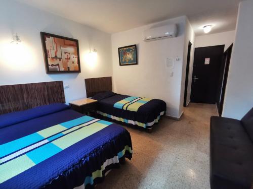 梅里达拉斯达利亚斯酒店的一间酒店客房,房间内设有两张床