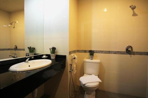 巴特沃思芬芳酒店的一间带卫生间和水槽的浴室
