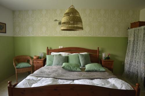 摩拉瓦托普利采Hiša Antonija的一间卧室设有一张带绿色墙壁的大床