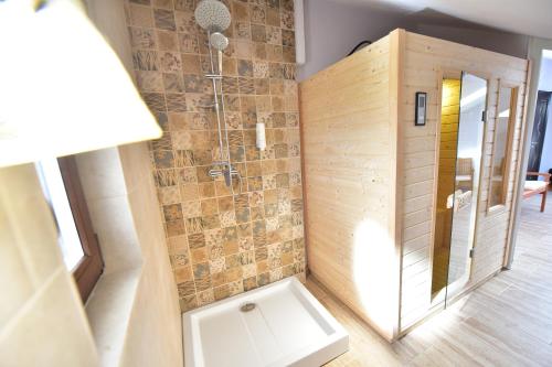 Casa Hanea & SPA piscina exterioara incalzita ,sauna, jacuzzi privat in fiecare apartament的一间浴室