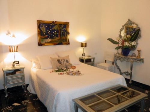 萨沃纳艺术与厨房住宿加早餐旅馆的卧室配有带鲜花的白色床