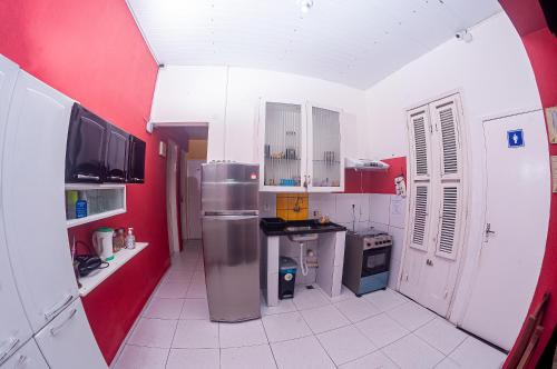 福塔莱萨Hostel Dragão do Mar Fortaleza的带冰箱和红色墙壁的厨房
