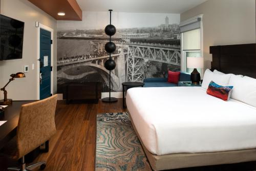 Hotel Indigo Spokane Downtown, an IHG Hotel客房内的一张或多张床位