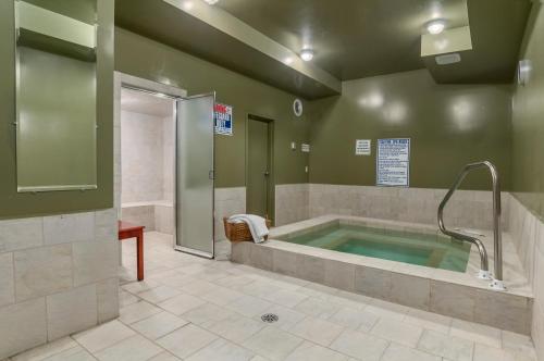 科克伦科克伦速8酒店的一间带热水浴缸和淋浴的浴室