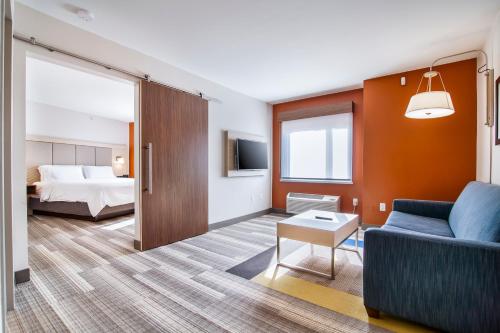 Holiday Inn Express & Suites Langley, an IHG Hotel客房内的一张或多张床位