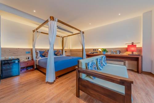 恩施恩施大峡谷雨瑭沐云民宿的一间卧室配有蓝色的床和一张书桌