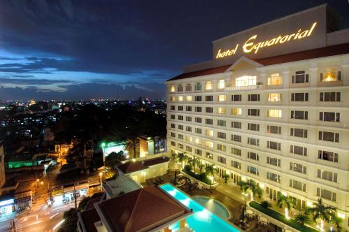胡志明市Equatorial Ho Chi Minh City的享有酒店危地马拉的夜间景色
