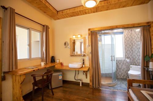 德清莫干山竹景山庄的一间带水槽和玻璃淋浴的浴室