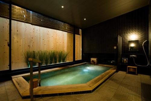 东京御茶水酒店的一个带大窗户的房间内的游泳池