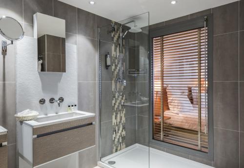 阿雅克修Hôtel Restaurant Dolce Vita的带淋浴和盥洗盆的浴室