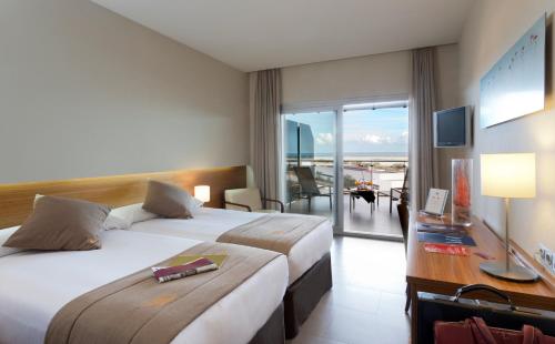 圣佩德罗-德尔皮纳塔尔穆尔西亚海岸塔拉西亚酒店的酒店客房设有两张床和一个阳台。
