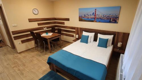 尼赖吉哈佐Irány Colorado Apartman的一间卧室配有一张床和一张桌子,设有用餐室