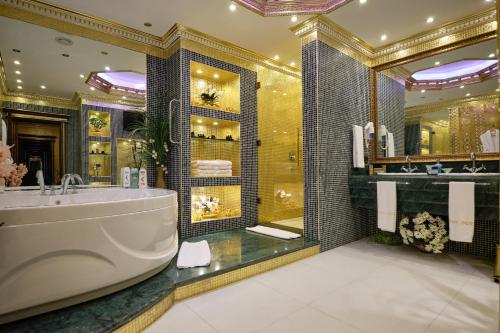 安塔利亚塞拉俱乐部酒店的一间带浴缸和大镜子的浴室