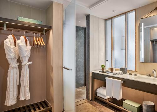 三亚三亚保利瑰丽酒店（国际奢华品牌瑰丽集团）的一间带水槽和镜子的浴室