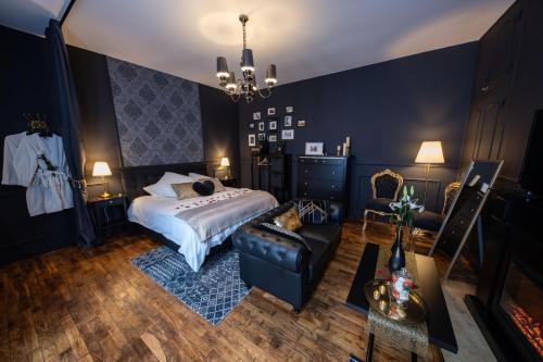 特鲁瓦Urban Spa Romantique Chic的一间卧室配有一张床和一张沙发