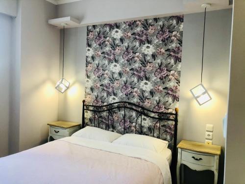 帕特雷Lovely Apartments的一间卧室配有一张带花卉壁纸的床
