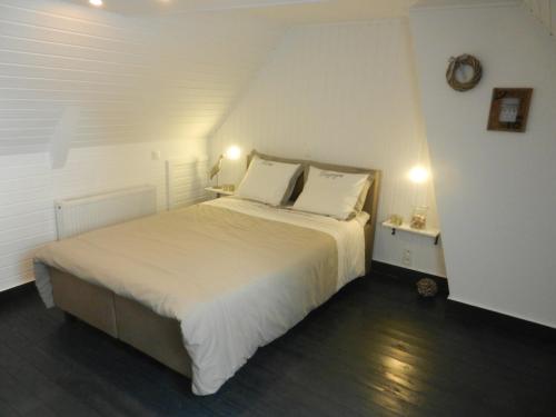 波佩林赫朱丽叶度假屋的一间卧室配有带白色床单和枕头的床。