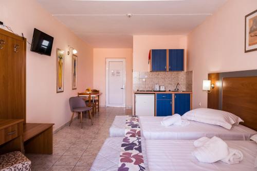 卡拉马孔马其顿酒店的酒店客房带两张床和厨房
