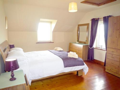 巴林斯凯利格斯Allaghee Mor St Finians Bay的卧室配有白色的床和镜子