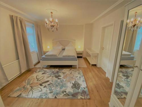 若特阿赫-埃根Ferienwohnung Giacomelli 4的一间卧室配有一张床和地毯