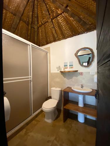 埃尔扎伊诺Quetzal Dorado Eco-Lodge的一间带卫生间和水槽的浴室