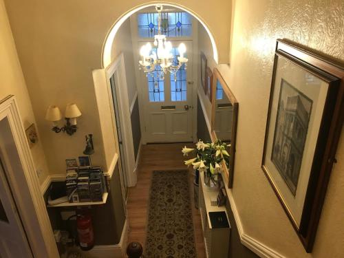 哈罗盖特威乐芬德酒店的走廊上设有吊灯,门上设有窗户
