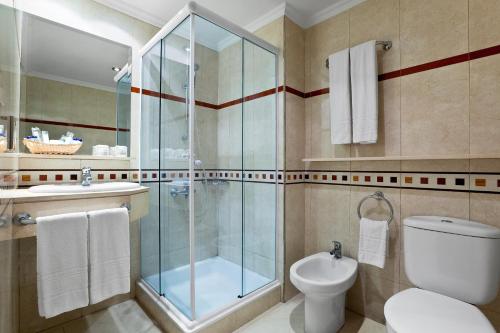 布宜诺斯艾利斯格劳贝尔斯共和酒店的带淋浴、卫生间和盥洗盆的浴室