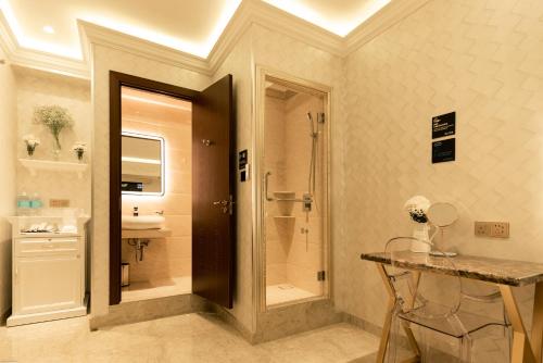 哥打京那巴鲁AJ Residence - Above Peppermint Asia City的设有带步入式淋浴间和盥洗盆的浴室