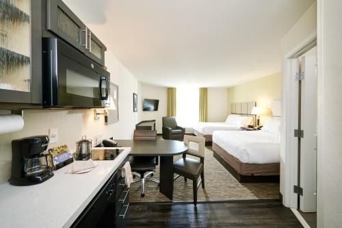 哥伦布Candlewood Suites Columbus-Northeast, an IHG Hotel的酒店客房设有厨房和卧室
