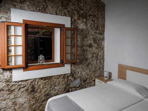 埃尔米瓜Apartamento casa Bibiana 2的一间卧室设有一张床和一个窗口