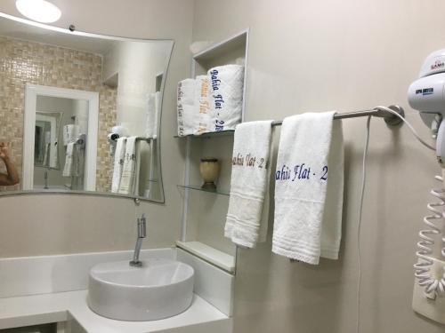 萨尔瓦多210平巴伊亚巴拉公寓的浴室配有盥洗盆、镜子和毛巾