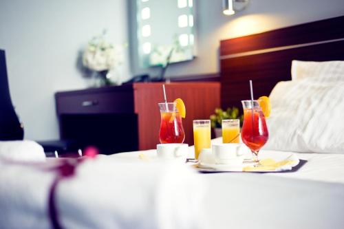弗罗茨瓦夫拉斯科酒店的酒店客房,床上备有2杯饮料