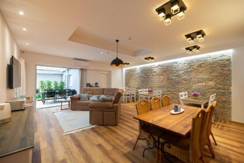 Avelar9 Quartos Alojamento的客厅配有桌子和沙发